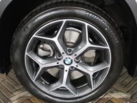 tweedehands BMW X1 sDrive20i Executive | Incl. 1 jaar garantie | Panorama dak | Achteruitrij camera | Sportstoelen half leder | Cruise | Navi | Clima | Isofix | Getinte glas | Elek. achterklep | Zwarte hemel |