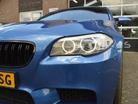 tweedehands BMW M5 5-SERIEMonte Carlo Blue, met o.a. Soft-close Head Up, Schuifdak, Stoelverwarming, Soft Close.