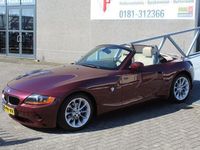 tweedehands BMW Z4 Roadster 2.5i S Uniek en zeer nette staat/6-cilinder/Automaat/Hollands/Beige leder en kap/Parkeersensoren achter/Stoelverwarming en elektrisch verstelbaar met geheugen/Windscherm/Houtinleg/Cruise control/Climate control/Prachtig merlot rood metalli