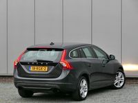 tweedehands Volvo V60 T4 AUT Momentum Leer / Navi / Bluetooth / Parkeers