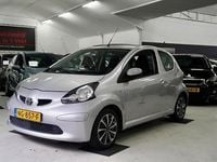 Occasion Toyota Aygo 68 PK (50 kW) 2006 Grijs (metallic) Hatchback