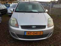 tweedehands Ford Fiesta 1.4-16V Ambiente airco onderhoudsboekjes 5 deurs hoge instap zeer mooie auto met veel extra's stuurbekrachtiging apk n