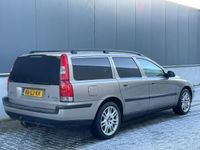 tweedehands Volvo V70 2.4 Comfort Line NWE APK TREKHAAK STOELVERWARMING SCHUIFDAK NAP 3 SLEUTLES