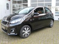 tweedehands Peugeot 108 1.0-12V VTI 5-Deurs Active Exclusive-Sport Ledverlichting Airconditioning Bluetooth Tel&Media Multifunc.Stuur Boordcomp. Métallic lak Mistlampen Voor/Achter Centr.Vergr. Elek.Ramen Stuurbekr. Radio/Cd/Mp3/Aux 12V.Aansl. Dubb.Airbags&Speakers