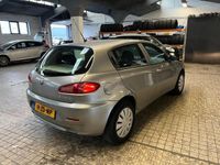 tweedehands Alfa Romeo 147 1.6 Leder loopt 3 cilinder