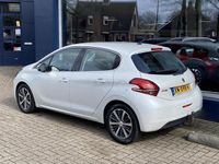 tweedehands Peugeot 208 Allure 110PK 6-Bak | Parelmoer Wit | Trekhaak | Lichtmetaal | Mistlampen | Navigatie | Cruise Control | Climate Control | Parkeersensoren