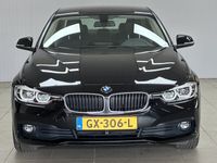 tweedehands BMW 320 3-SERIE d EDE Essential/ Automaat!/ Camera/ LED Koplampen/ Half-Leder/ Navi/ Clima/ Cruise/ Bluetooth/ Armsteun/ Multi. LEDER. Stuur/ 16'' LMV/ Mistl./ PDC/ Chroom/ LED Dagrijverl.