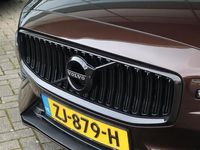 tweedehands Volvo V60 2.0 T8 Twin Engine AWD Inscription | Schuif-/ Kanteldak| Verwarmbare voorstoelen| Semi- elektrisch inklapbare trekhaak| Polestar Engineered| Parkeersensoren achter| Hoogglans zwarte grill met Iron mark in het hoogglans zwart|