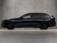 tweedehands BMW 530 5-SERIE Touring d High Executive 266Pk Automaat (APPLE CARPLAY, DEALER ONDERHOUDEN, GROOT NAVI, ADAPTIVE XENON, STOELKOELING, ZWART HEMEL, HARMAN/KARDON, TREKHAAK ELEKTRISCH, NIEUWSTAAT)