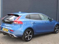 tweedehands Volvo V40 1.5 T3 152 PK R-Design Automaat/Camera/Panorama dak/Stoelverwarming/Voorruit verwarming/Parkeersensoren/17 inch LM-velgen/Trekhaak