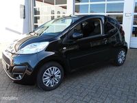 tweedehands Peugeot 107 1.0-12V 3-Deurs Facelift 2 Sportium Exclusive Airconditioning Centrale Deurvergrendeling op Afstand Elektrische Ramen Stuurbekrachtiging Toerenteller Lederstuur 2 Kleurig Interieur Zwart met Blauwe Stiksels Radio/Cd/Aux Dubbele Speakers 12 Vol