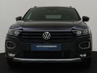 tweedehands VW T-Roc 1.5 TSI Sport | Panoramadak | Keyless | Achteruitrijcamera | Digital cockpit Pro | LED verlichting | Draadloze telefoonlader | Elektrische achterklep |