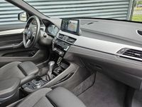 tweedehands BMW X1 xDrive25e M Sport Plug In Hybrid PHEV | Panodak | Trekhaak Afn. | Adaptive Cruise | Harman Kardon | 19"L.M | Head Up | Camera | Stuurverwarming | Apple Carplay |