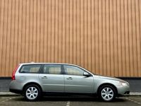 tweedehands Volvo V70 2.5T Kinetic | Navigatie | Trekhaak | Leder | Stoelverwarming | Bluetooth | Cruise Control | Airconditioning | Elektrische Spiegels | Isofix | Multifunctioneel Stuurwiel | 16" Lichtmetaal |