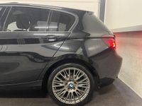 tweedehands BMW 118 1-SERIE i Executive Upgrade Black on Black, Panorama/Schuifdak, Navi Groot, Sport interieur