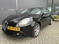 tweedehands Alfa Romeo Giulietta 1.4 TB 120PK Distinctive Goed onderhouden / Clim. control - Cruise control - Radio/CD/USB/AUX - MFL-Stuurwiel - ML - LMV - Trekhaak - CD+AB - Ramen E-V+A - Spiegels E-V+V - HSA - DNA - LED - B-Stoel IHV