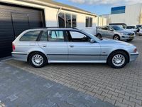 tweedehands BMW 523 5-SERIE Touring i 170PK Youngtimer 7 persoons Automaat Airco Cruise Control Elk. Ramen trekhaak.