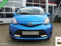 tweedehands Toyota Aygo 1.0-12V 5-Deurs VVT-I Facelift 2 Dynamic Blue Aspiration Ledverlichting Airconditioning Centrale Deurvergrendeling Elektrische Ramen Stuurbekrachtiging Radio/Cd/Aux 12Volt Aansluiting Isofix Métallic-/Parelmoerlak LM-SportVelgen Topstaat Dist