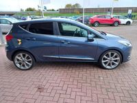 tweedehands Ford Fiesta 1.0 EcoBoost Vignale Automaat, Airco(automatisch), Carplay, Pano schuifdak, Stuurverwarming, Stoelverwarming, voorruit verwarmd, Parkeersensoren, Navigatie, Camera enz enz, Zeer mooie auto, Dealer onderhouden, BOVAG garantie