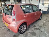 Occasion Daihatsu Sirion 87 PK (63 kW) 2005 Rood Hatchback
