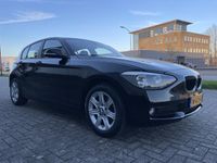 tweedehands BMW 114 1-SERIE i Edition 5drs. NAVI/16"LMV/STOELVERWARMING/MF-MSPORTSTUUR+POOK/PARKEERSENSOREN/NET OH BEURT GEHAD