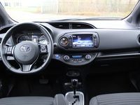 tweedehands Toyota Yaris 1.5 Hybrid Bi-Tone | Rijklaar | Camera | Bluetooth | Clima | DAB+ | Cruise