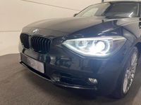 tweedehands BMW 118 1-SERIE i Executive Upgrade Black on Black, Panorama/Schuifdak, Navi Groot, Sport interieur