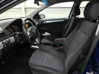 tweedehands Opel Astra 1.8 Sport - Navigatie - Airco - Mooie auto