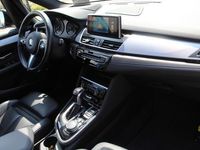 tweedehands BMW 225 2-SERIE Active Tourer xe M-pakket/Automaat/Panoramadak/Headup display/Navigatie/Adaptive cruise control/Achteruitrijcamera/Lederen bekleding/Elekt. achterklep/Harmankardon/Keyless/Licht metalen velgen