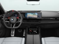 Nieuw BMW M5 727 PK (534 kW) 2026 Saphirschwarz metallic (zwart metallic) Stationwagen