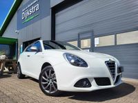 tweedehands Alfa Romeo Giulietta 1.4 T Veloce met grijze accenten/ gereg. Airco/ PDC/ Cruise Control.