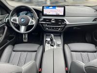 tweedehands BMW 530 5-SERIE Touring e xDrive M-SPORT ** LED, ADAPT. CRUISE, PANORAMA, 19-inch LMV, SHADOW-LINE ** 1e EIG - UNFALLFREI ** ** INFORMEER OOK NAAR ONZE AANTREKKELIJKE FINANCIAL-LEASE TARIEVEN **