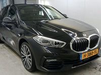 tweedehands BMW 118 1-SERIE i Automaat 140 pk High Executive Panoramadak Trekhaak Leer Sportstoelen Navigatie Camera Getint Glas Stoelverwarming Dab 18 Inch Donkere Hemel Life Cockpit NL Auto 1e Eigenaar BTW