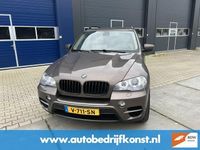 tweedehands BMW X5 Grijs kenteken 4x4 zeer mooie staat met dure breedset met Pirelli banden met slechts 155000 km panorama dakken 306 pk