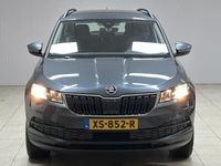 tweedehands Skoda Karoq 1.0 TSI Ambition Business/ Automaat!/ Camera/ Apple + Android/ Sportstoelen/ 17'' LMV/ Navi/ Clima/ Adaptive Cruise/ Elek. pakket/ Isofix/ Bluetooth/ Multi. Sportstuur/ PDC/ Getint glas/ LED Dagrijverl.