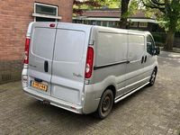 tweedehands Renault Trafic 2.5 dCi T29 L2H1 192.000 NAP DKM 6 BAK AIRCO 2X SCHUIFDEUREN ZILVER EURO 5 2011