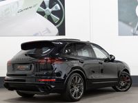 tweedehands Porsche Cayenne Turbo 4.8 V8 | APPROVED | ACC | PASM Luchtvering |Sport Chrono | Pano | Bose | Alcantara Hemel | 2 x Memory | Camera | 21"| Stoelverwarming + Bankverwarming | Leder Pack | TH 3500 kg | Rijklaar Incl service