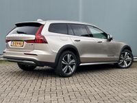 tweedehands Volvo V60 CC 2.0 B5 AWD Ultimate Styling pakket 19 inch Schuifdak 360 camera 2 elektrische stoelen climate line