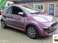 tweedehands Peugeot 107 1.0-12V 3-Deurs Facelift 2 Envy-Style-Sport Ledverlichting Airconditioning Bluetooth Handsfree&Media Centr.Vergr. Elek.Ramen Stuurbekr. Lederstuur Toerenteller Radio/Cd/Mp3/Usb/Aux Dubbele Airbags&Speakers 12V.-Aansl. Zwart Interieur met Blauw