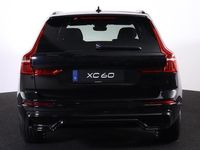 tweedehands Volvo XC60 B5 Plus Dark - IntelliSafe Assist & Surround - Parkeercamera achter - Verwarmde voorstoelen, stuur & achterbank - Parkeersensoren voor & achter - Extra getint glas - Trekhaak - 21' LMV