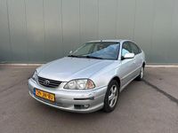 Occasion Toyota Avensis Luna 110 PK (80 kW) 2002 Grijs Hatchback