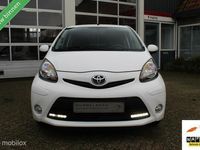 tweedehands Toyota Aygo 1.0-12V VVT-I 3-Deurs Facelift 2 AUTOMAAT Exclusive-Sport Ledverlichting Airco Bluetooth Handsfree&Media Lederstuur F1-Schakelflippers Dubbele Airbags&Speakers Radio/Cd/Mp3/Usb/Aux 12V.-aansl. Centr.Vergr. Elek.Ramen Stuurbekr. Mist V+A Privac