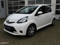 tweedehands Toyota Aygo 1.0-12V 5-DEURS VVT-I Facelift Aspiration Exclusive-Sport Ledverlichting NAVIGATIE Airconditioning BLUETOOTH TEL.&MEDIA DUBBELE SPEAKERS&AIRBAGS Centr. Vergr. Elek.Ramen Stuurbekr.Radio/Cd/Mp3/Usb/Aux 12V.-Aansl. Isofix Topstaat FULL OPTIONS N