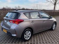 Occasion Toyota Auris Hybrid 136 PK (100 kW) 2014 Brons Sedan