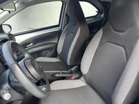 Occasion Toyota Aygo X Play 72 PK (52 kW) 2024 Shimmering silver metallic (grijs metallic) SUV