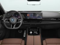 Nieuw BMW 550e M Sport 489 PK (359 kW) 2025 Sophistograu brillianteffect metallic (grijs metallic) Stationwagen