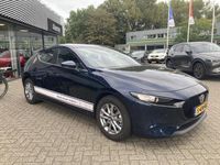 tweedehands Mazda 3 HB 2.0 e-SkyActiv-G 122 Comfort + Leder , Demovoordeel ¤ 5.490,-, Leder, Navi, Apple Carplay, Clima, Adap.Cruise, HUD, LMV 16 Inch, Camera, Stuur/Stoelverwarming