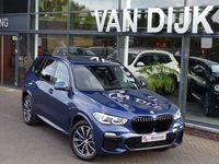 tweedehands BMW X5 xDrive40i M Sportpakket High Exe. Pano.Sky-Lounge Elek.Trekhaak Driv.Ass.Pro Laserlicht Head-up HiFi Live Cockpit Pro. Park.Plus 20" LM Velgen