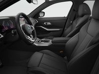 Nieuw BMW 330e M Sport 292 PK (214 kW) 2026 Saphirschwarz metallic (zwart metallic) Stationwagen