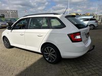 tweedehands Skoda Fabia Combi 1.2 TSI Drive met trekhaak en parkeersensoren en navigatie en bluetooth telefoon / media en airco